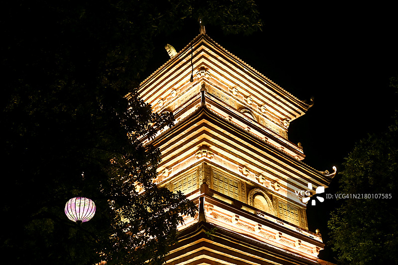 越南宁平华闾古镇的寺庙塔顶夜景图片素材