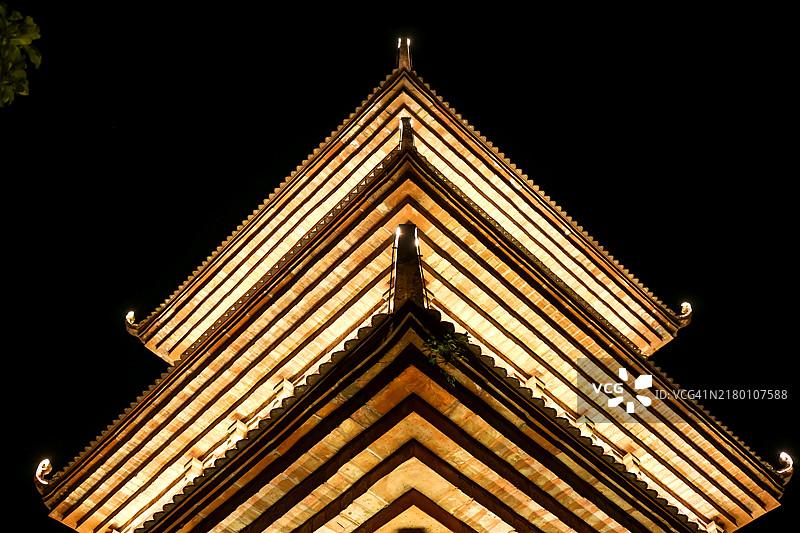 越南宁平华闾古镇的寺庙塔顶夜景图片素材