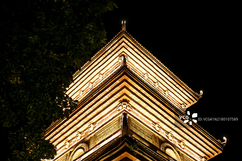 越南宁平华闾古镇的寺庙塔顶夜景图片素材