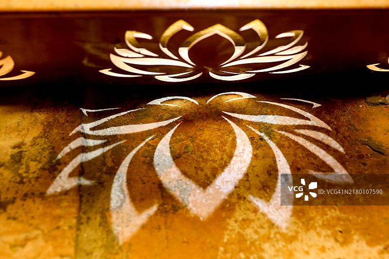 寺庙地面上的莲花形状阴影图片素材