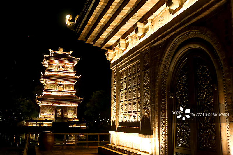 越南宁平华闾古镇的寺庙塔顶夜景图片素材
