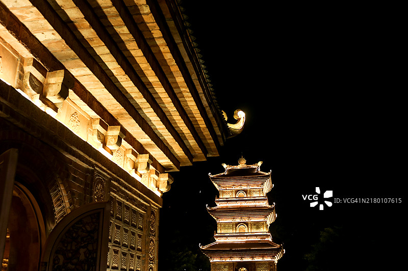 越南宁平华闾古镇的寺庙塔顶夜景图片素材