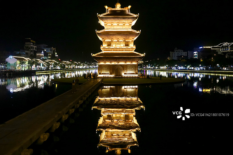华闾古都风景湖区夜景图片素材