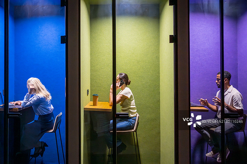 多元团队在彩色隔间中进行办公活动图片素材