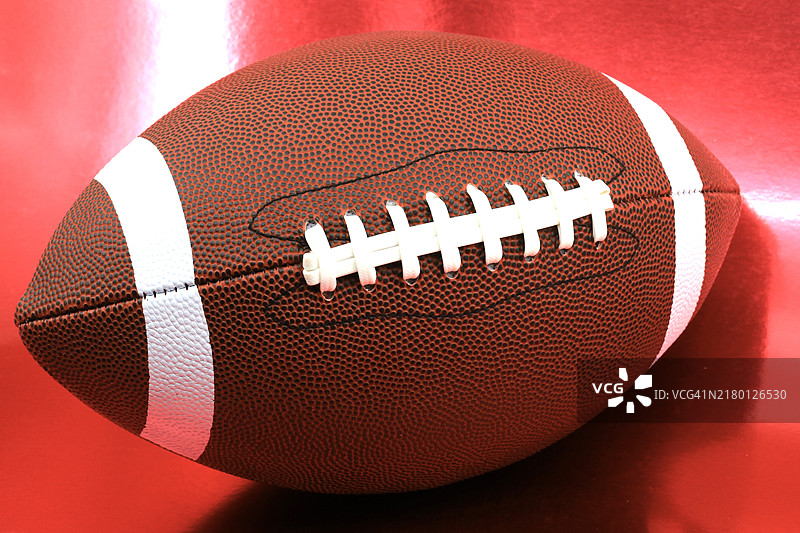 红色背景上的足球游戏球图片素材