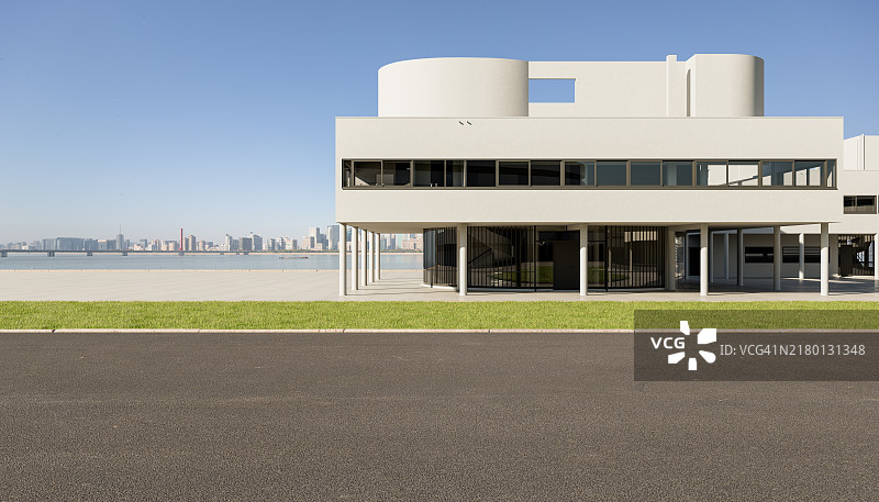 城市天际线现代住宅前的沥青路图片素材