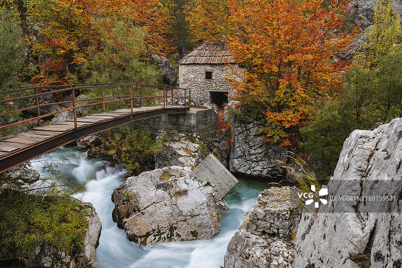瓦尔博纳河上废弃的磨坊和秋色图片素材