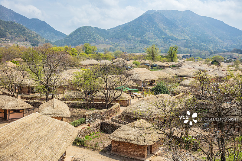 Naganeupseong民俗村的茅草屋图片素材