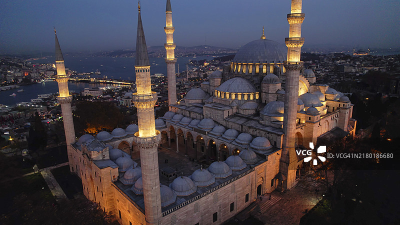 伊斯坦布尔苏莱曼尼耶清真寺和城市天际线航拍图片素材