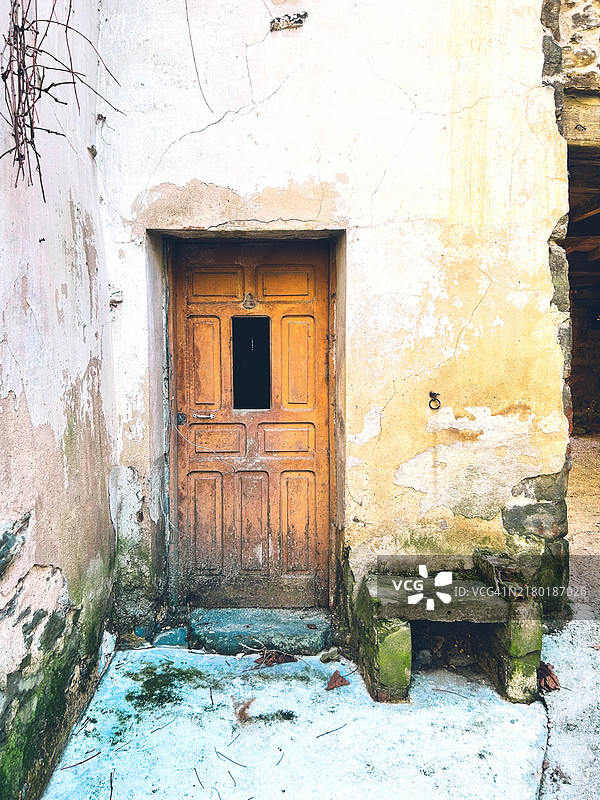 村庄中废弃房屋之门图片素材