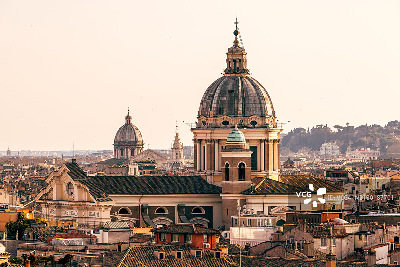 意大利罗马科尔索大街的圣卡罗教堂和城市景观图片素材