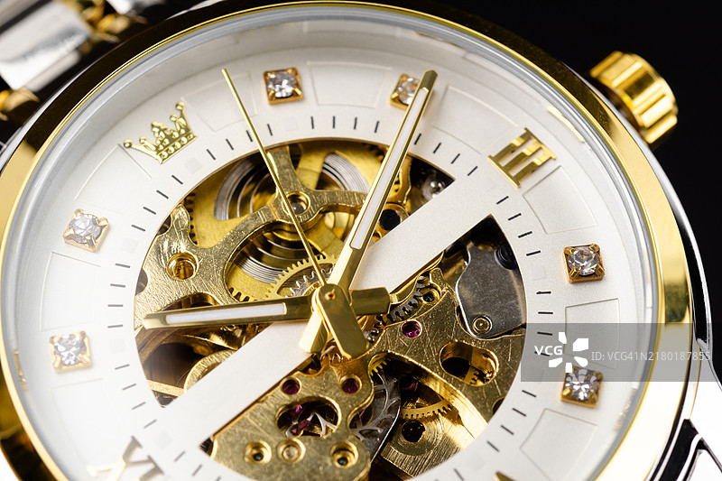 黑色背景上的手表特写图片素材