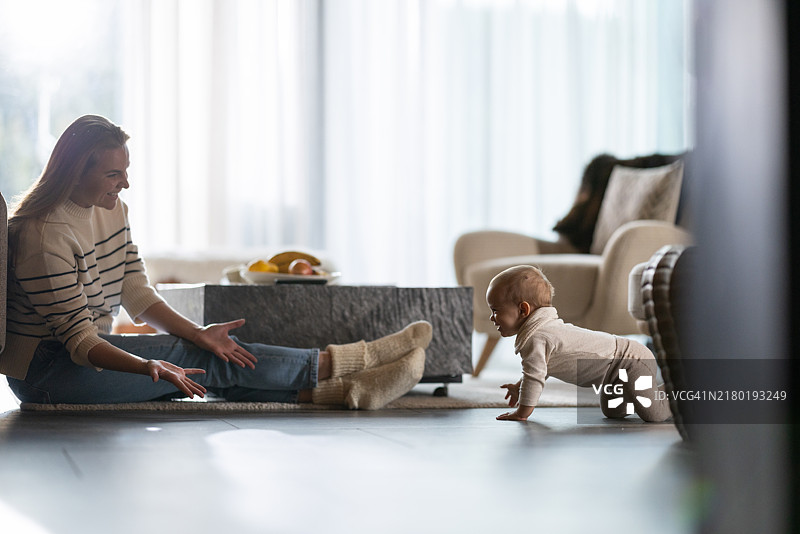 和宝宝一起爬行玩耍图片素材