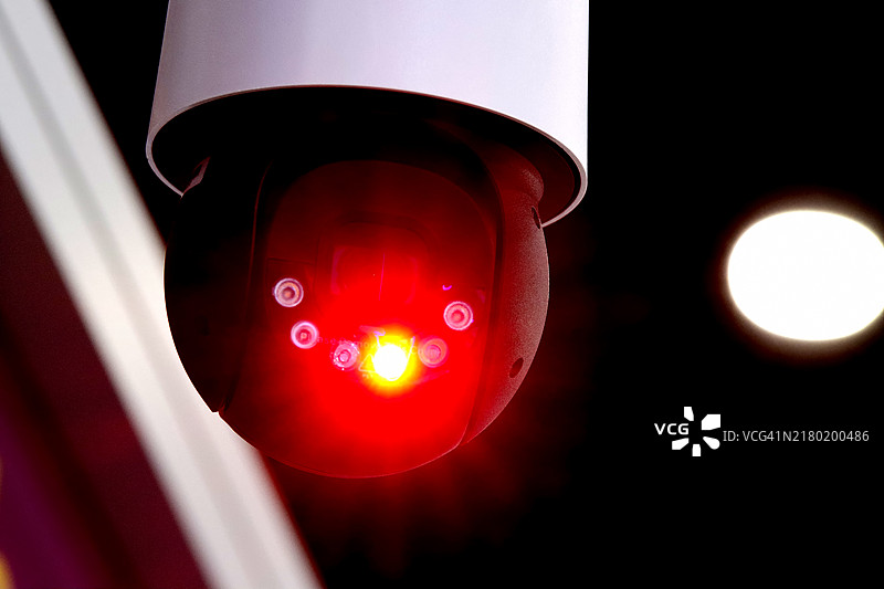 现代公共天花板监控摄像头图片素材