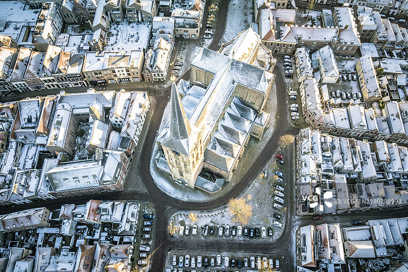 寒冷冬日日出时分艾瑟尔河畔的坎彭城市景观图片素材