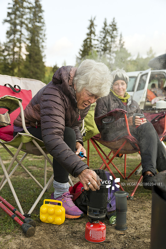 老年女性朋友夏日露营图片素材