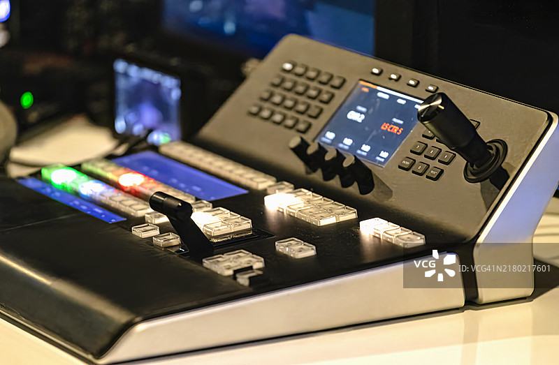 电视直播中的视频混合切换器特写镜头图片素材