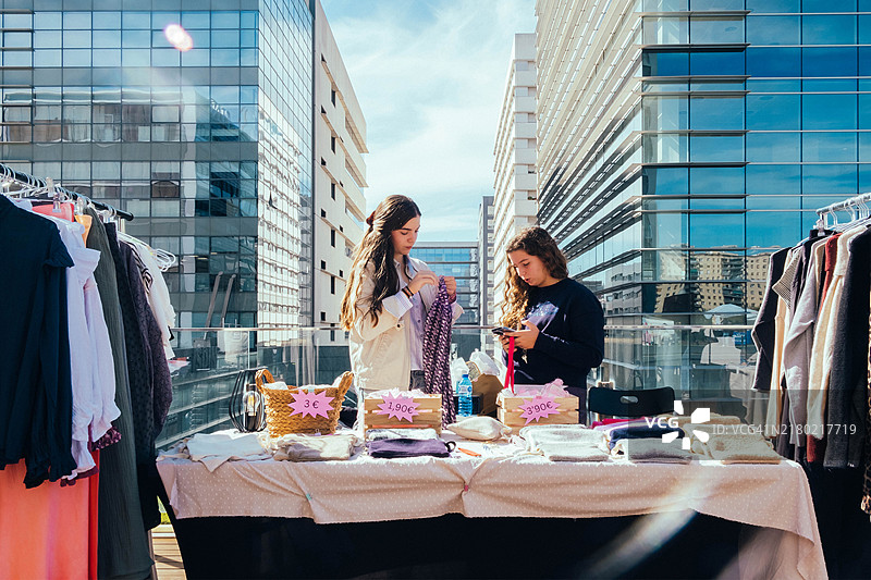 两位十几岁的女企业家在户外快闪店创业服装品牌图片素材