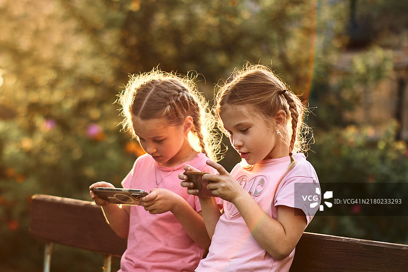 在户外使用智能手机的快乐学生图片素材