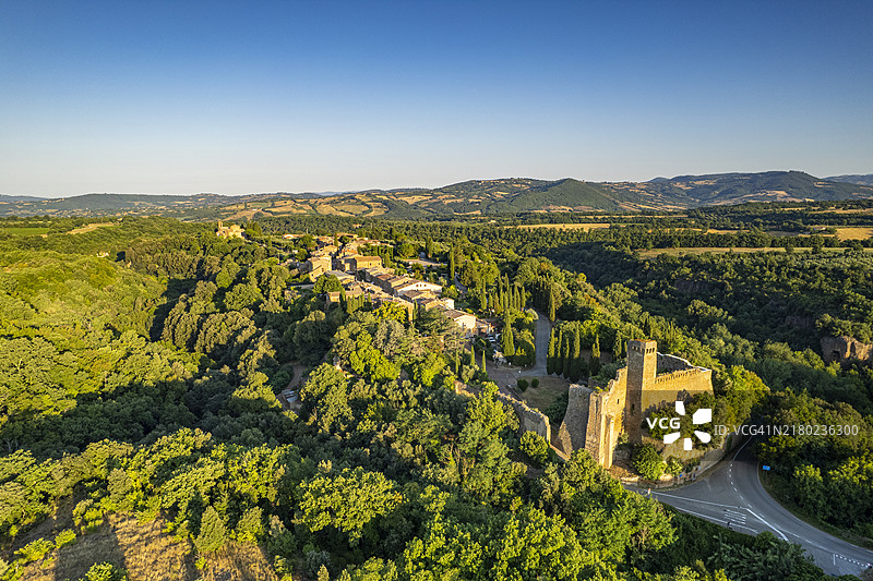 托斯卡纳索瓦纳无人机航拍景观图片素材