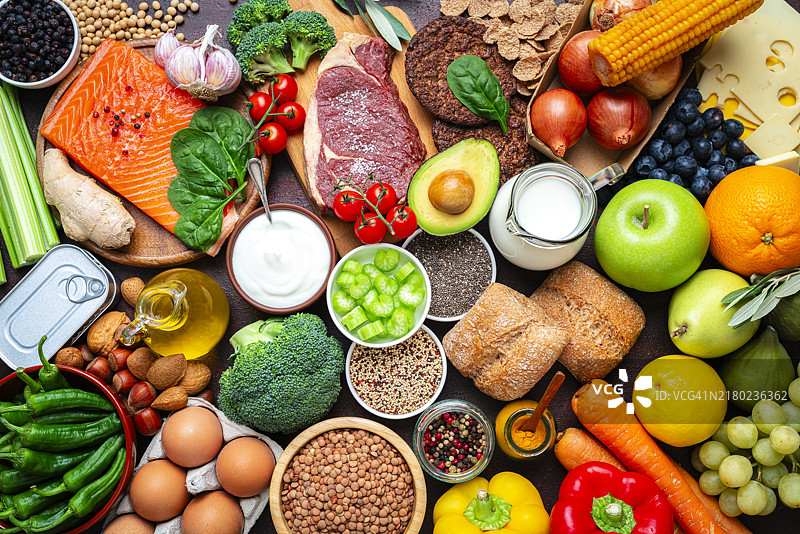 均衡饮食的各种天然食物：碳水化合物、蛋白质和膳食纤维图片素材