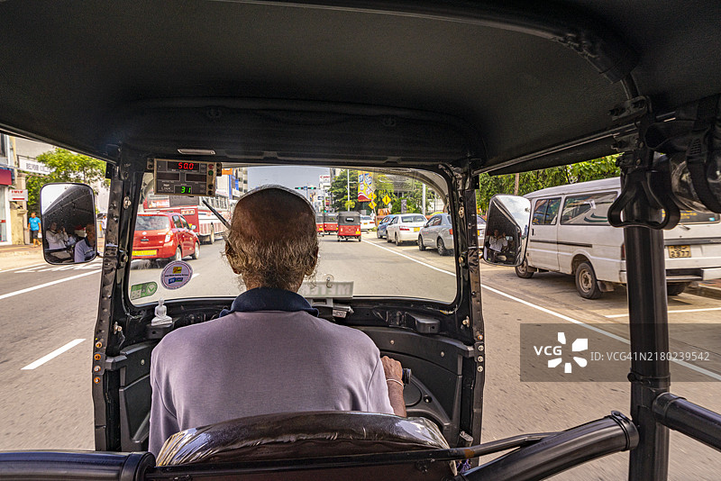 斯里兰卡，科伦坡，乘坐三轮摩托出租车旅行图片素材