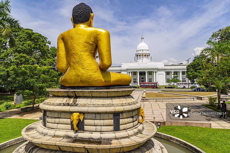 斯里兰卡，科伦坡，维哈拉马哈德维公园（前身为维多利亚公园）内的佛像图片素材