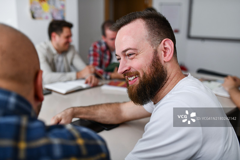 认真倾听同事想法和建议的微笑男人图片素材