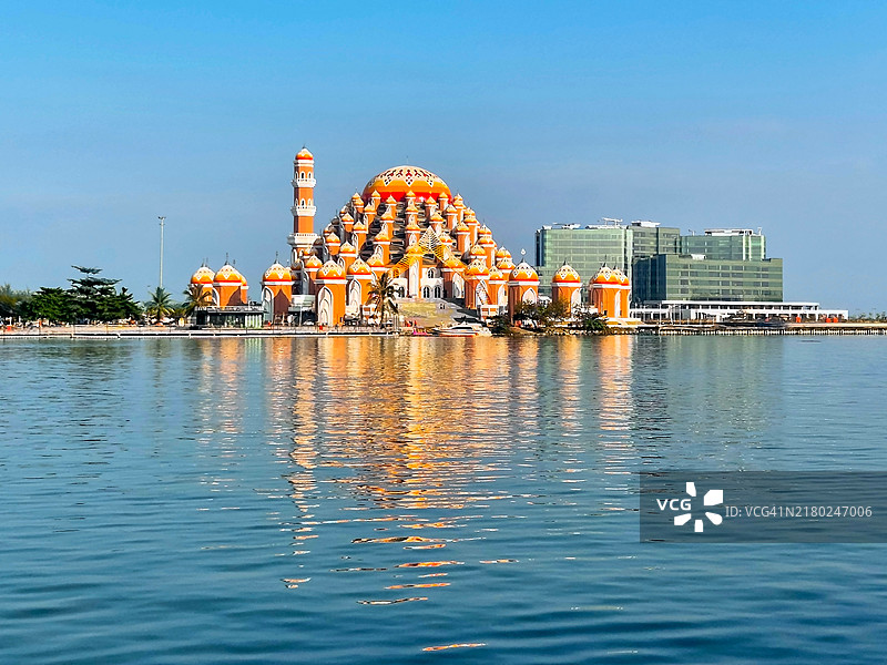 从印尼南苏拉威西省马卡萨尔的洛萨里海滩广场俯瞰的99圆顶清真寺(也称为阿斯马乌尔·胡斯纳99圆顶清真寺)晨景图片素材