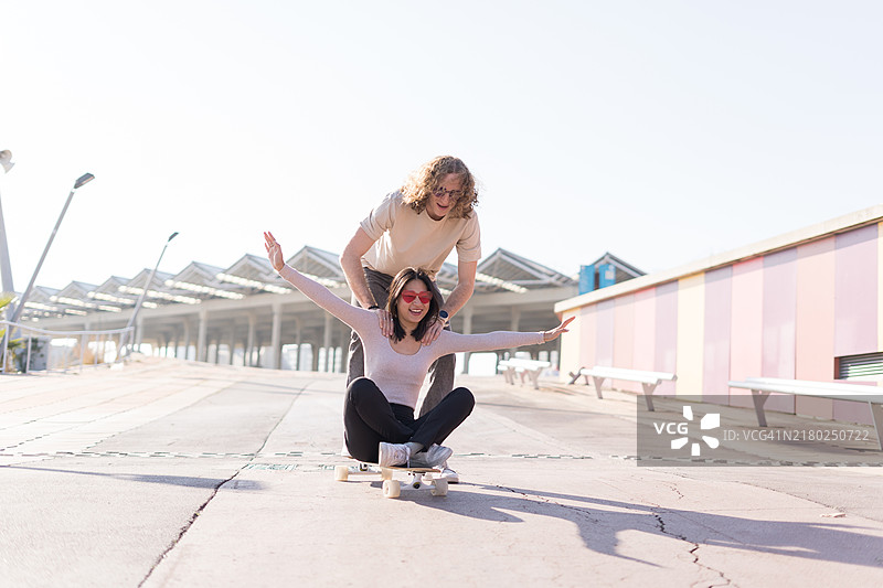 有趣的情侣户外玩乐图片素材