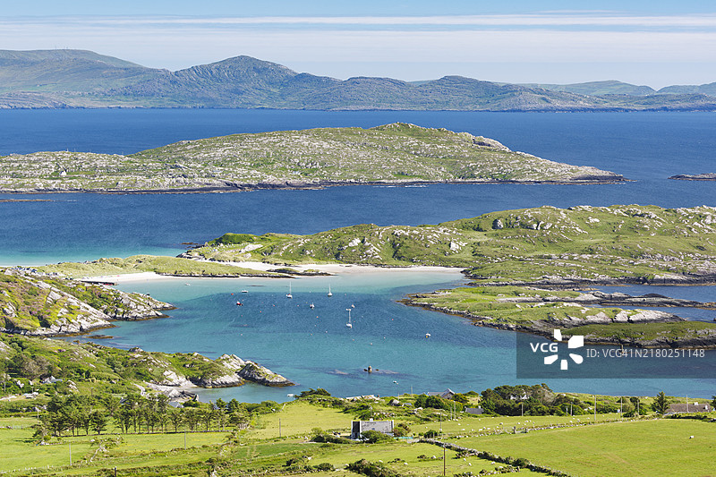 俯瞰爱尔兰凯里郡的蔚蓝大海图片素材