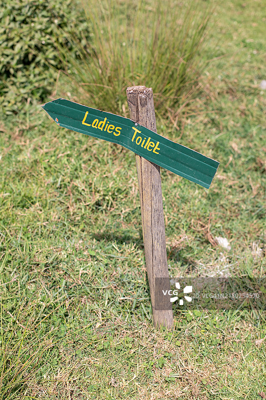 女士厕所在左侧图片素材