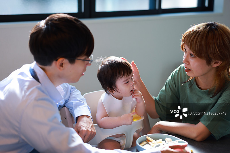 家庭在餐厅喂养婴儿图片素材