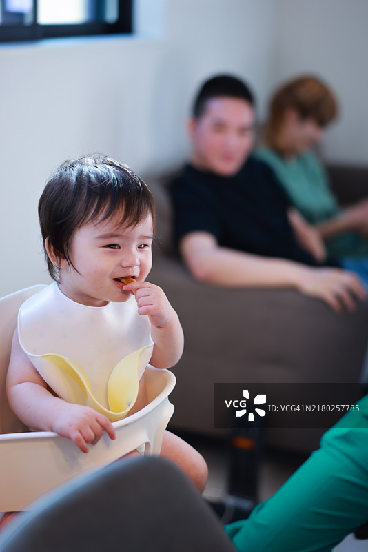 家庭在餐厅喂养婴儿图片素材
