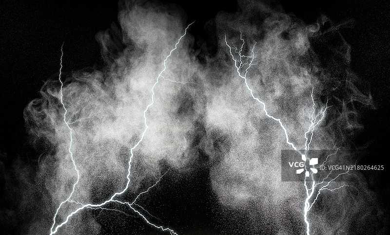 黑色背景上由放电产生的烟雾和闪电引起的爆炸和爆轰图片素材