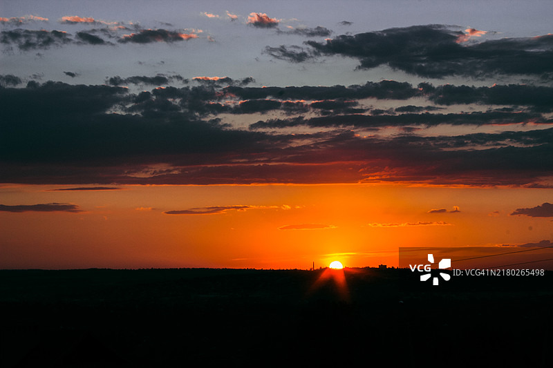 乌克兰顿涅茨克州日落时分的戏剧性天空美景图片素材
