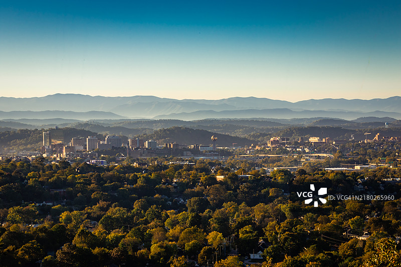 高角度俯瞰田纳西州诺克斯维尔的城镇风景与天空图片素材