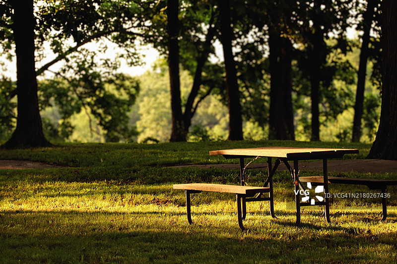 公园里的空长椅，美国图片素材