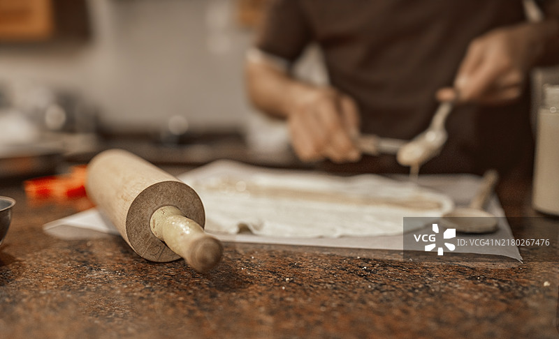 横向视角，前景中用擀面杖准备饼干图片素材