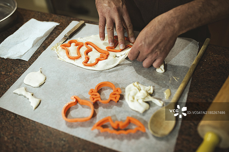 手正在用模具制作甜美的万圣节饼干图片素材
