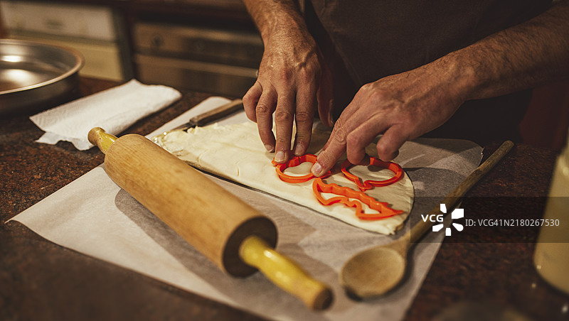 手正在用模具准备万圣节饼干的网页横幅图片素材
