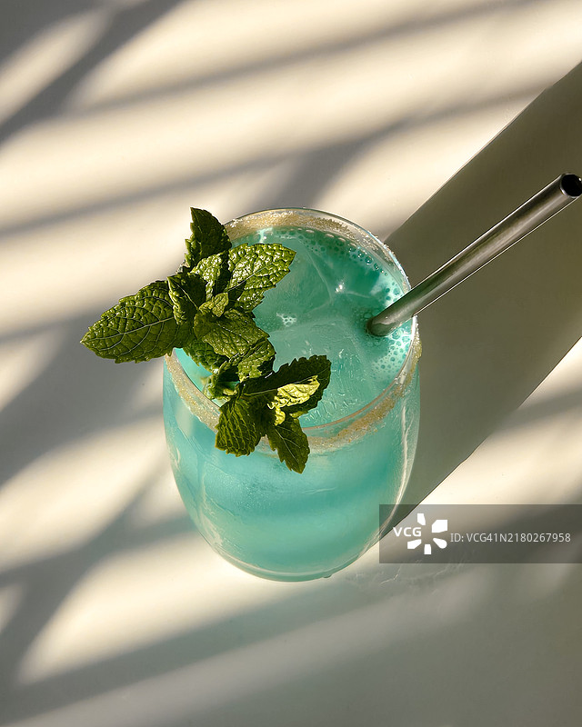 高角度视图的鸡尾酒饮料放在桌子上图片素材