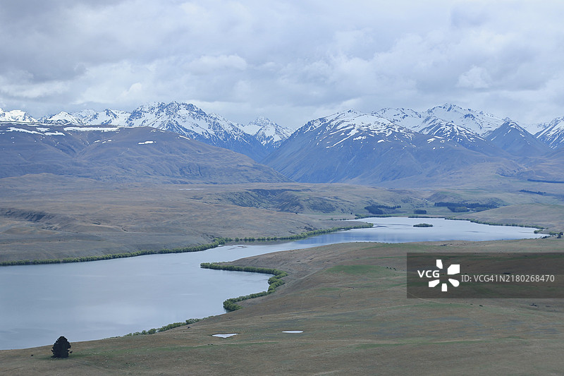雪山环绕的湖泊美景，湖泊特卡波，新西兰坎特伯雷图片素材