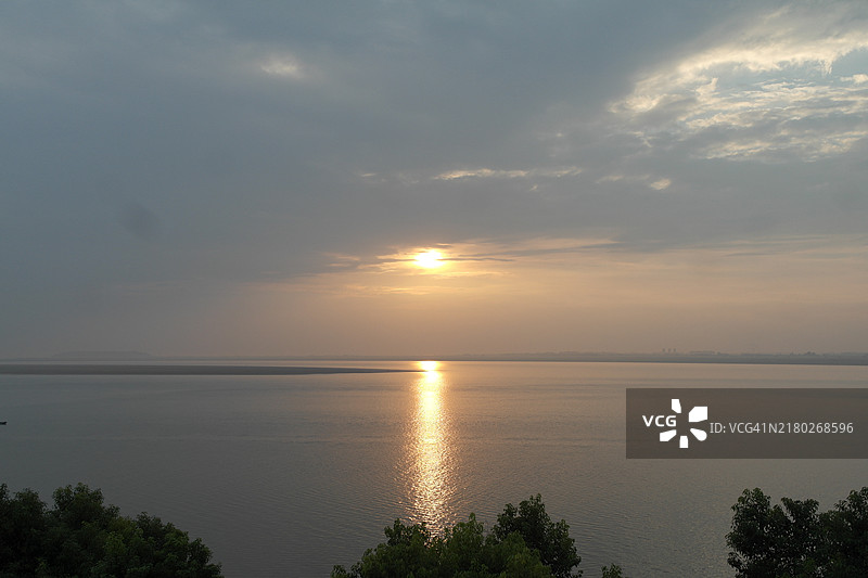 湖南岳阳日落时分的海景图片素材