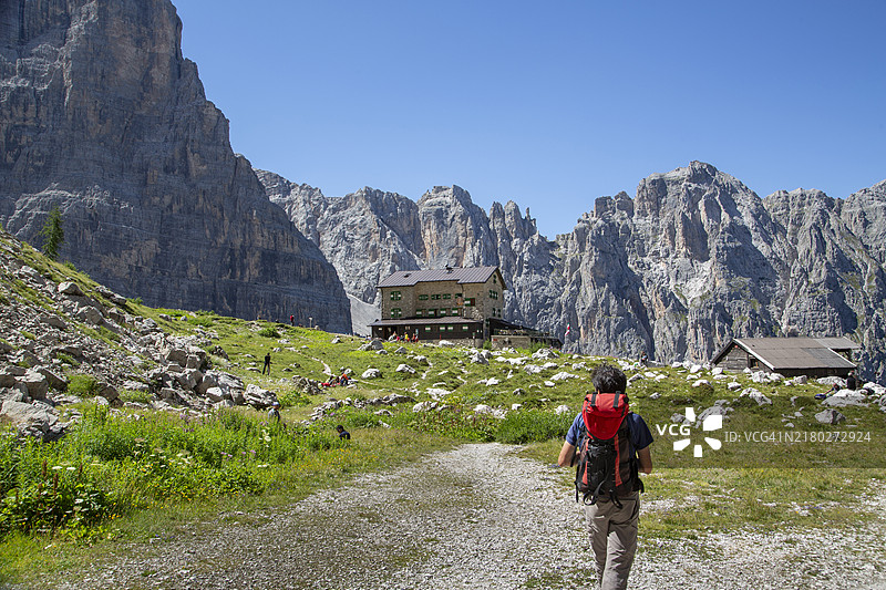 攀登者到达山间小屋图片素材
