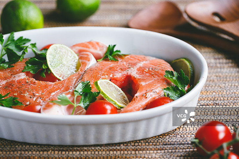 新鲜三文鱼排配青柠、樱桃番茄、香菜和橄榄油图片素材