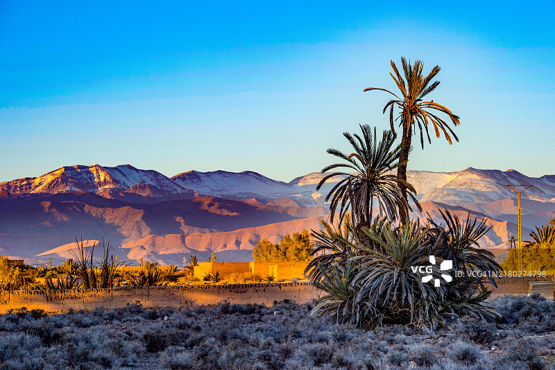 雪山在晴朗天空下的美丽景色图片素材