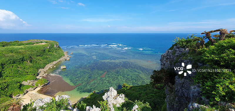 冲绳的清澈海水和郁郁葱葱的海岸线图片素材