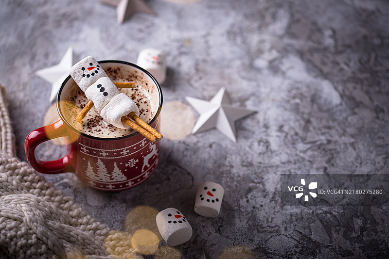 高角度视图的饼干和饮料放在桌子上图片素材