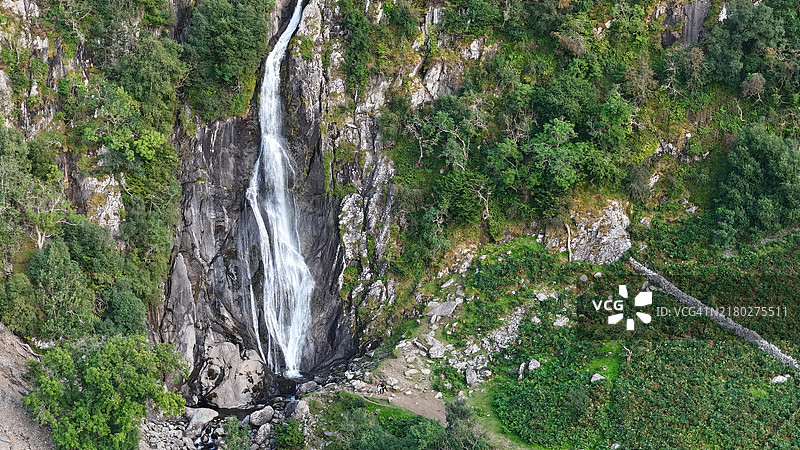 森林中的瀑布美景，兰费尔费汉，英国图片素材